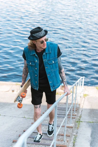 Handsome Stylish Tattooed Man Walking Skateboard Stairs River — Stock Photo, Image
