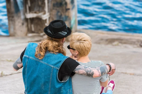 Back View Boyfriend Tattoos Girlfriend Hugging River — Free Stock Photo