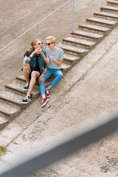 Vysoký Úhel Pohled Stylové Pár Sedí Schodech Baví Mýdlové Bubliny — Stock fotografie zdarma