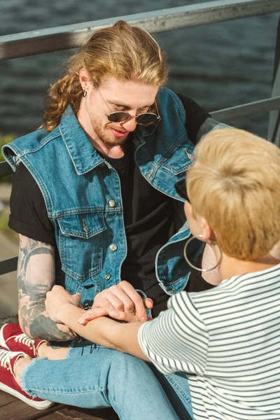 Tatuado Namorado Elegante Namorada Sentado Ponte Olhando Para Outro — Fotos gratuitas