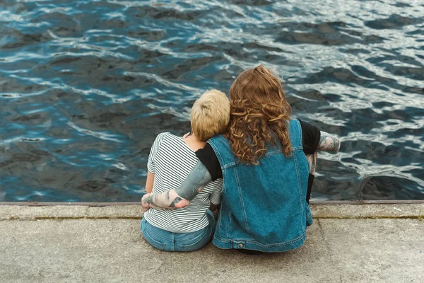 Dikiz sarılma ve Köprü Nehri yakınında oturan çift