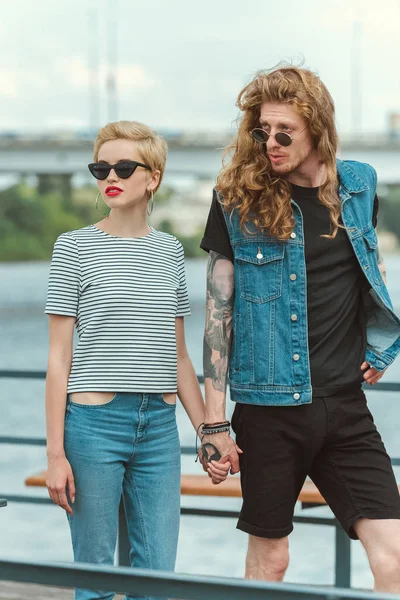 Boyfriend Tattoos Stylish Girlfriend Holding Hands Bridge — Free Stock Photo