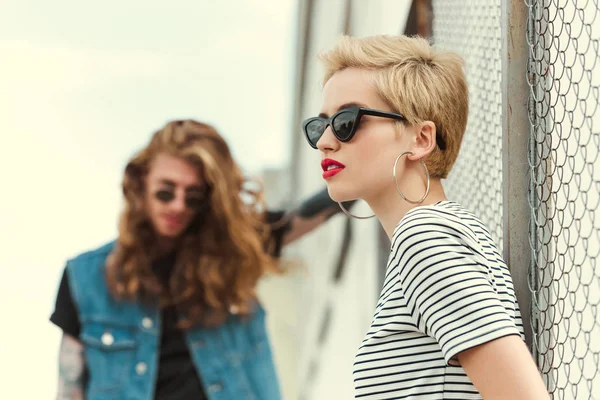 Stylish Girlfriend Sunglasses Looking Away Street — Stock Photo, Image