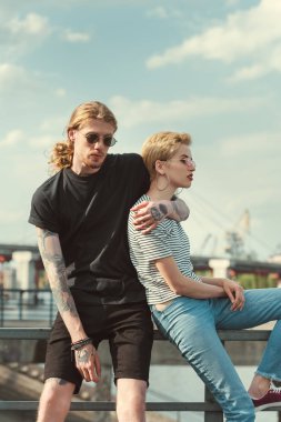 dövmeli erkek sarılma şık kız arkadaşı Köprüsü'nde