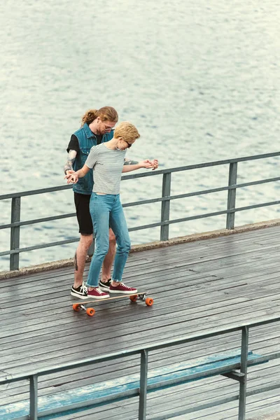 High Angle View Boyfriend Tattoos Teaching Skating Stylish Girlfriend — Stock Photo, Image