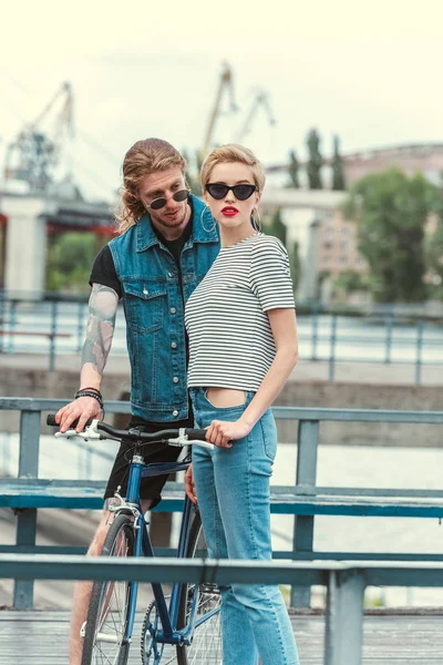 Pojkvän Med Tatueringar Och Snygg Flickvän Posing Nära Cykel Bron — Stockfoto