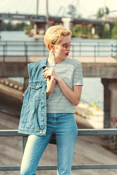 Stylisches Mädchen Steht Jeans Und Jeansweste Auf Brücke Und Schaut — Stockfoto