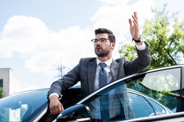 duran araba Caddesi üzerinde el hareketi gözlük işadamı portresi