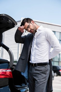 alin silerek ve ceket Street car yakınındaki kapalı alarak düşük açılı görünüş