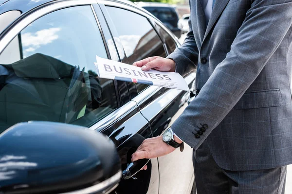 Ritagliato Colpo Uomo Affari Con Giornale Apertura Porta Auto Sulla — Foto Stock