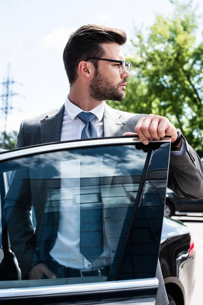 Portrait Thoughtful Businessman Looking Away While Standing Car Street — Stock Photo, Image