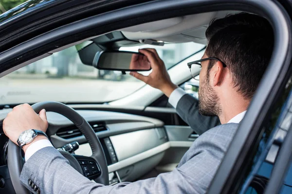 Vista Lateral Empresário Verificando Visão Traseira Durante Condução Carro — Fotografia de Stock