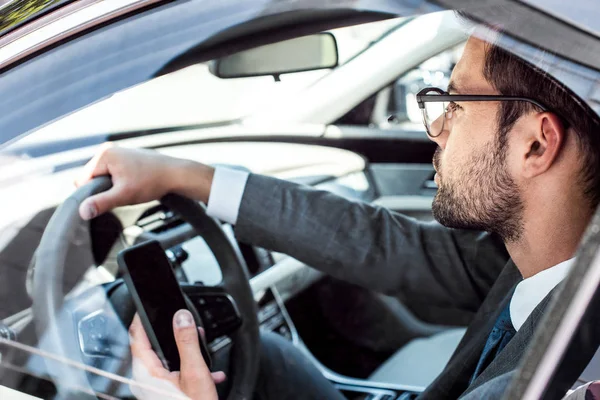 Sidovy Affärsman Med Smartphone Som Kör Bil — Stockfoto