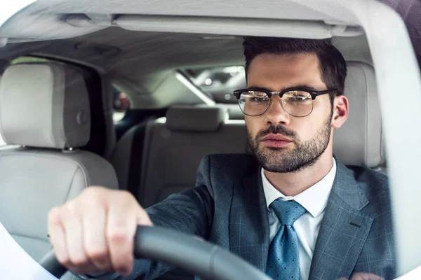 Porträtt Affärsman Glasögon Kör Bil Ensam — Stockfoto