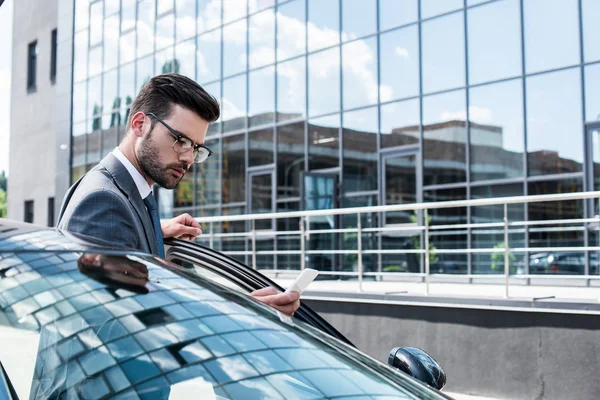 Sidovy Fokuserad Affärsman Med Smartphone Stående Nära Bilen Gatan — Stockfoto