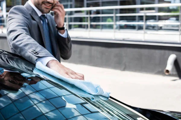 Partial View Smiling Businessman Talking Smartphone While Cleaning Front Glass — Stock Photo, Image