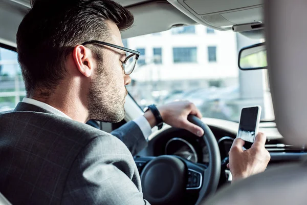Homem Negócios Usando Smartphone Durante Condução Carro — Fotografia de Stock