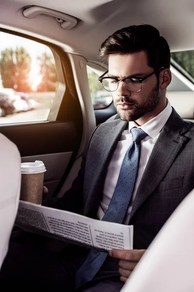 Portret Van Zakenman Met Koffie Gaan Lezen Krant Achterbank Auto — Stockfoto