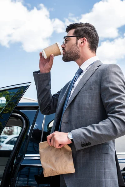 Hombre Negocios Gafas Con Comida Para Llevar Beber Café Para — Foto de Stock