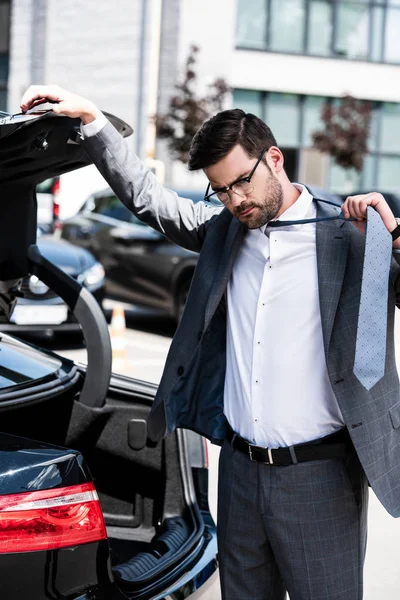 Bonito Empresário Fechar Carro Tronco Decolagem Rua — Fotografia de Stock Grátis