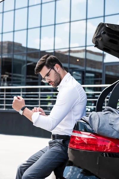 Вид Збоку Бізнесмена Окулярах Рукави Білої Сорочки Сидячи Багажнику Автомобіля — стокове фото