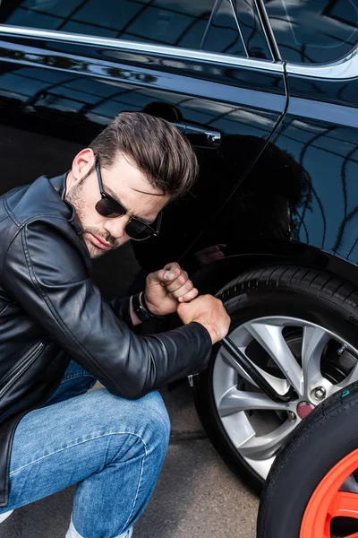 Koncentrerad Ung Man Solglasögon Med Käppar Hjulet För Hjulet Ersättare — Gratis stockfoto