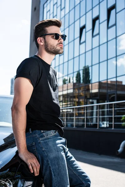 Side View Stylish Young Man Sunglasses Standing His Car Street — Stock Photo, Image