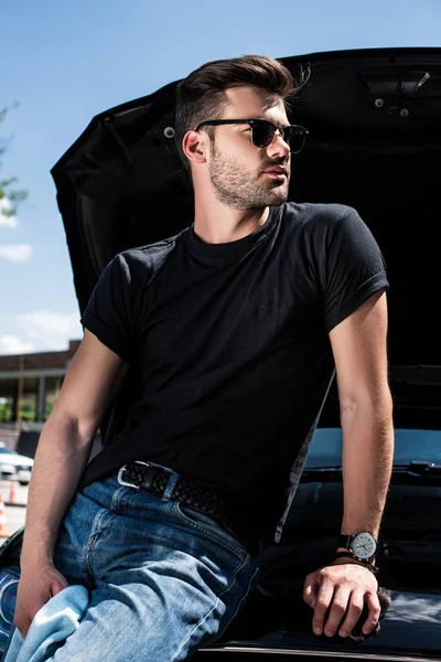 Side View Young Man Sunglasses Rag Car Opened Bonnet Street — Stock Photo, Image
