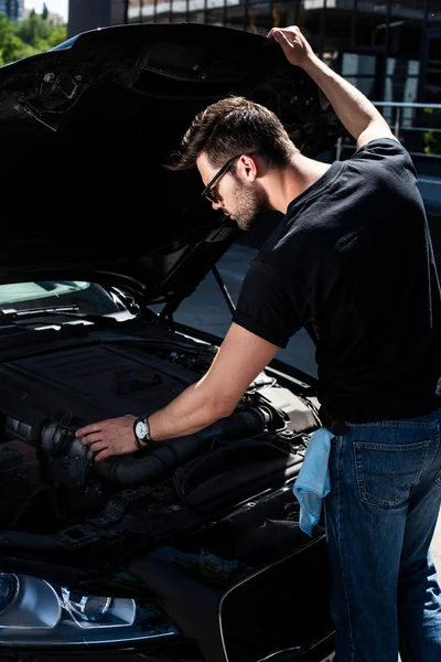 Enfocado Joven Buscando Debajo Campana Coche Avería Coche Calle — Foto de Stock