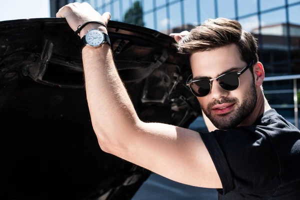 Street kaput açma güneş gözlüklü genç adam portresi