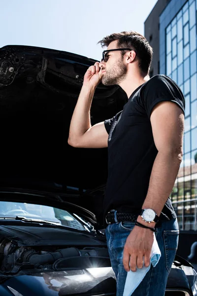 Baixo Ângulo Vista Homem Elegante Óculos Sol Perto Carro Quebrado — Fotografia de Stock