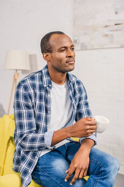 Hombre Afroamericano Pensativo Sosteniendo Taza Mirando Hacia Otro Lado Casa — Foto de stock gratis