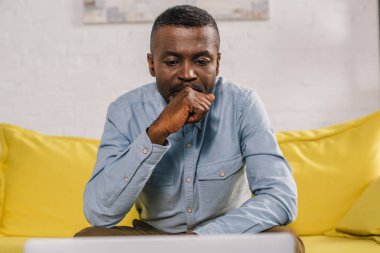 seçici odak odaklı Afrikalı-Amerikalı adam kanepede oturan ve laptop arıyorum