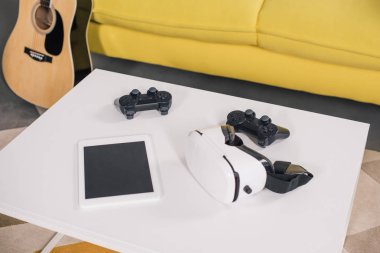 sanal gerçeklik kulaklık, boş ekran ve joystick ile dijital tablet yakından görmek tablo