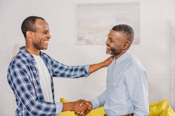 Feliz Padre Mayor Hijo Adulto Estrechando Mano Sonriendo Uno Otro — Foto de Stock