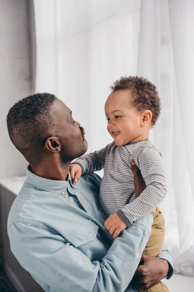 Szczęśliwy African American Dziadek Wnuczka Uśmiechający Się Nawzajem Domu — Zdjęcie stockowe