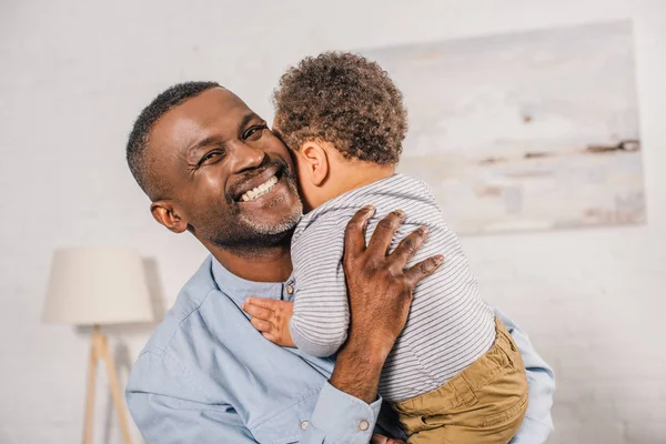 Boldog Afro Amerikai Nagyapja Átölelve Imádnivaló Kis Unoka Otthon — Stock Fotó