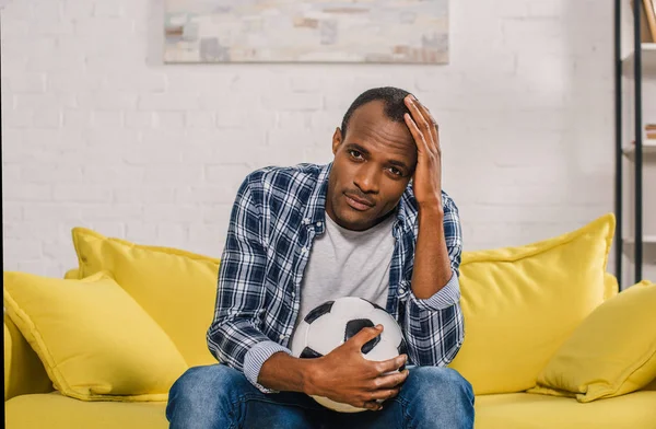 Hombre Afroamericano Molesto Sosteniendo Pelota Fútbol Mirando Cámara Mientras Está — Foto de stock gratis