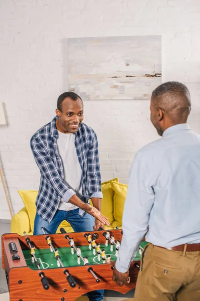 masa futbolu evde oynarken üst düzey babasıyla mutlu genç adam