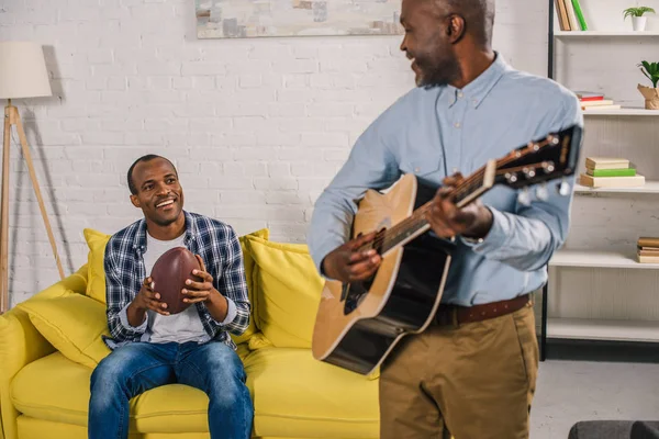 Recortado Disparo Hombre Mayor Tocando Guitarra Acústica Mirando Sonriente Hijo — Foto de Stock