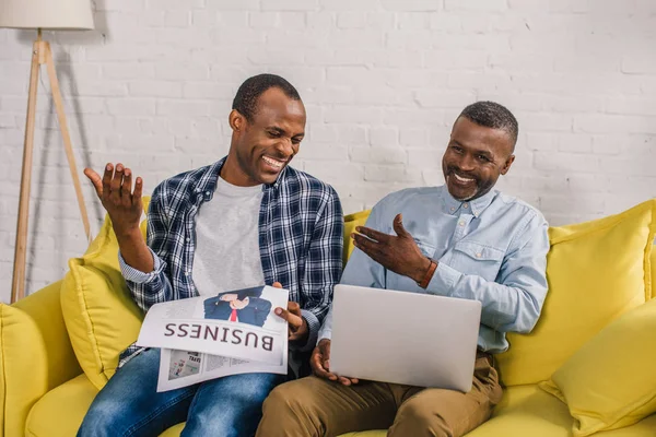 Homem Sênior Feliz Filho Adulto Lendo Jornal Negócios Usando Laptop — Fotografia de Stock