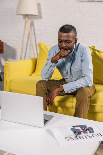 Cílené Američan Afričana Muž Sedí Pohovce Při Pohledu Notebook — Stock fotografie zdarma