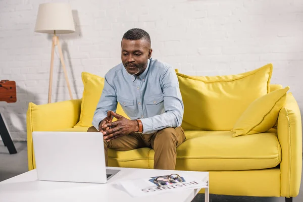 Homem Americano Africano Sênior Sentado Sofá Olhando Para Laptop — Fotografia de Stock