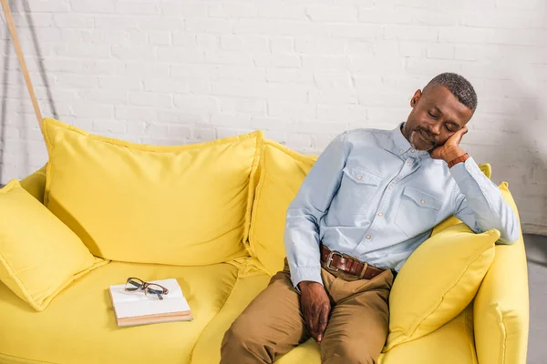 Homem Americano Africano Sênior Dormindo Sofá Livro Óculos Sofá — Fotografia de Stock