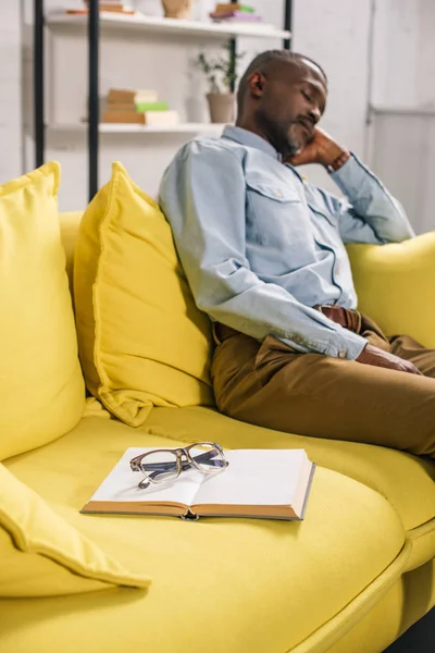 Libro Occhiali Sul Divano Uomo Anziano Che Dorme Dietro — Foto stock gratuita