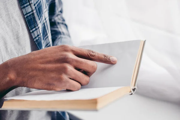 Cropped Shot African American Man Reading Book Blank Pages — Stock Photo, Image