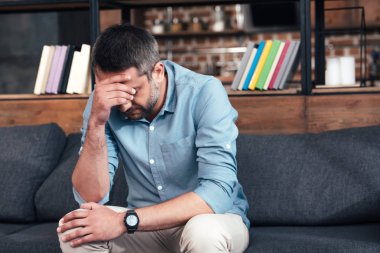 depresif adam psikiyatrist Office kanepede oturan alnına el ile