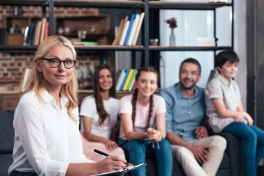 seçici odak kadın avukat Pano'da terapi seansı üzerinde aile ile yazma 