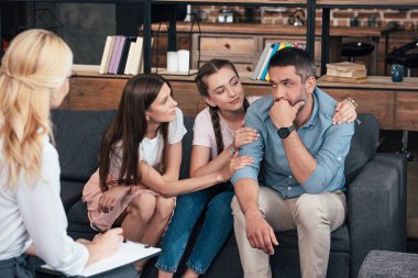 aile terapi seansı Office kadın psikiyatrist tarafından adam kadar tezahürat 