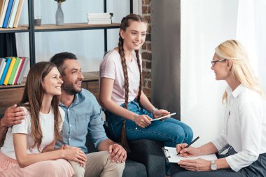 kadın avukat Pano'da kızı ofiste ile aile terapisi oturum yazma 